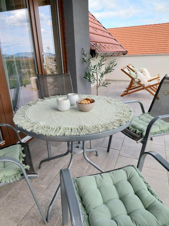 Vineyard Cottage Lan Na Hribu Semic Exterior photo